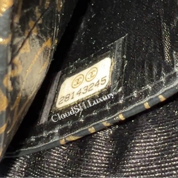 Auth Chanel Croc Embossed Graffiti Flat Card Holder - Unused - Picture 8 of 10